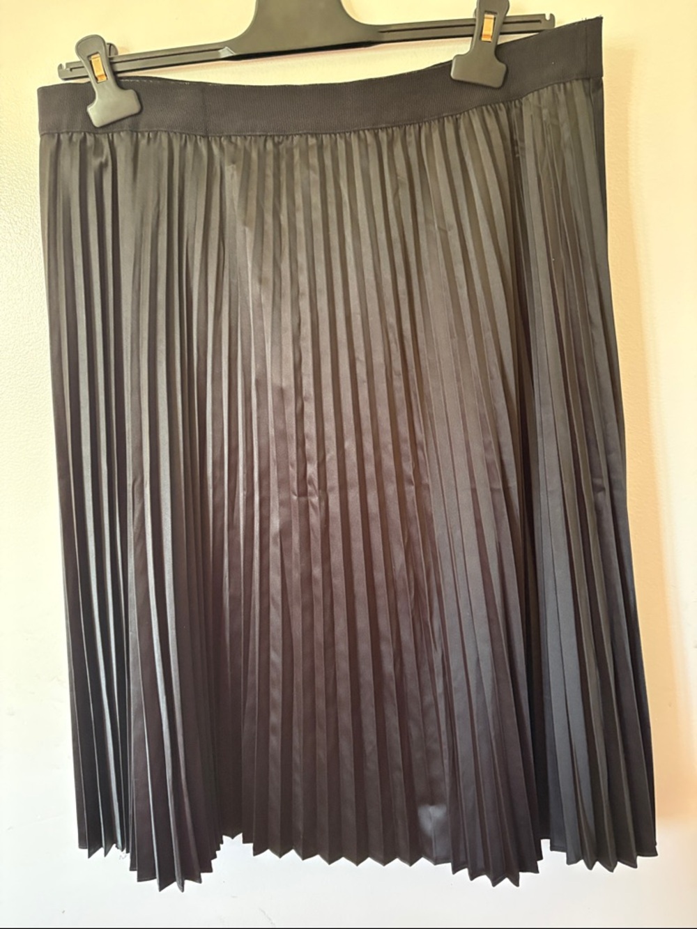 T Tahari Black Pleated Midi Skirt